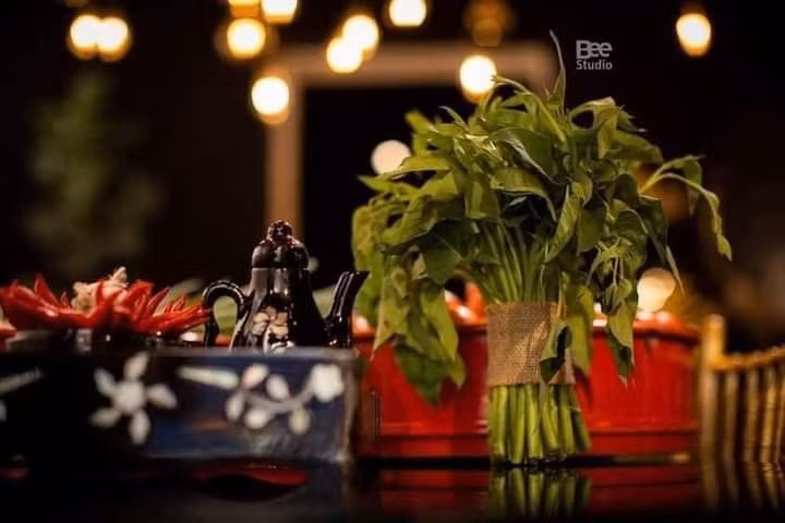 Hành lá, rau, cà chua, trứng,...chính là những thứ chủ yếu được bày biện trong mâm sính lễ.