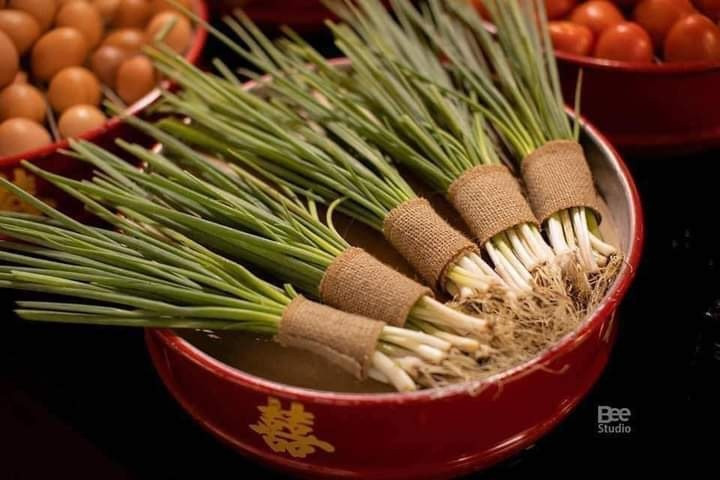 Bộ ảnh sính lễ ngày cưới này khiến nhiều người thích thú vì thứ quà "thách cưới" không phải phong bì, tiền, vật chất hay thứ gì cao sang.