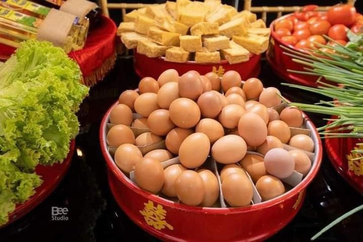 Thay vì phong bì, tiền hay trầu cau, bánh trái,...sính lễ trong mùa COVID -19 thiết thực nhất có lẽ là trứng, rau, củ quả,...
