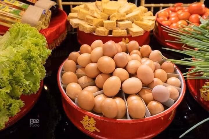 Thay vì phong bì, tiền hay trầu cau, bánh trái,...sính lễ trong mùa COVID -19 thiết thực nhất có lẽ là trứng, rau, củ quả,...