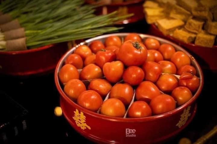 Cà chua quả mọng chắc hẳn là quà thách cưới thay cho trầu cau.