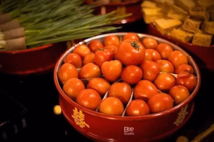 Cà chua quả mọng chắc hẳn là quà thách cưới thay cho trầu cau.