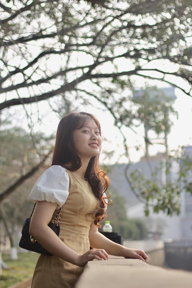 Dù hoàn cảnh gia đình khó khăn, bản thân phải giúp mẹ làm ruộng, chăn nuôi, Hường vẫn vươn lên học tập và giành thành tích xuất sắc.