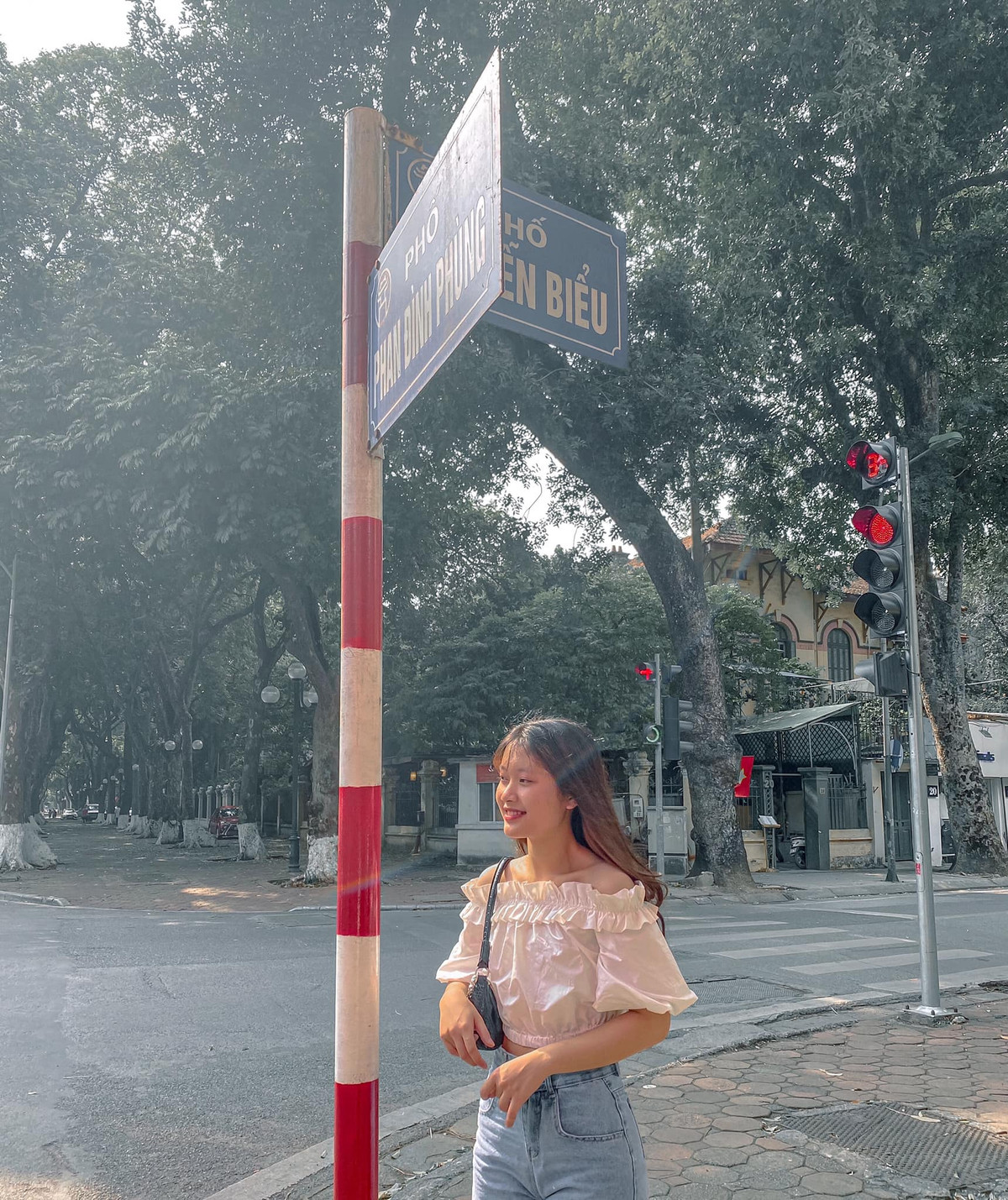 Thu Hường rất năng động trong các hoạt động của trường, tích cực tham gia các hoạt động ngoại khoá tại trường.