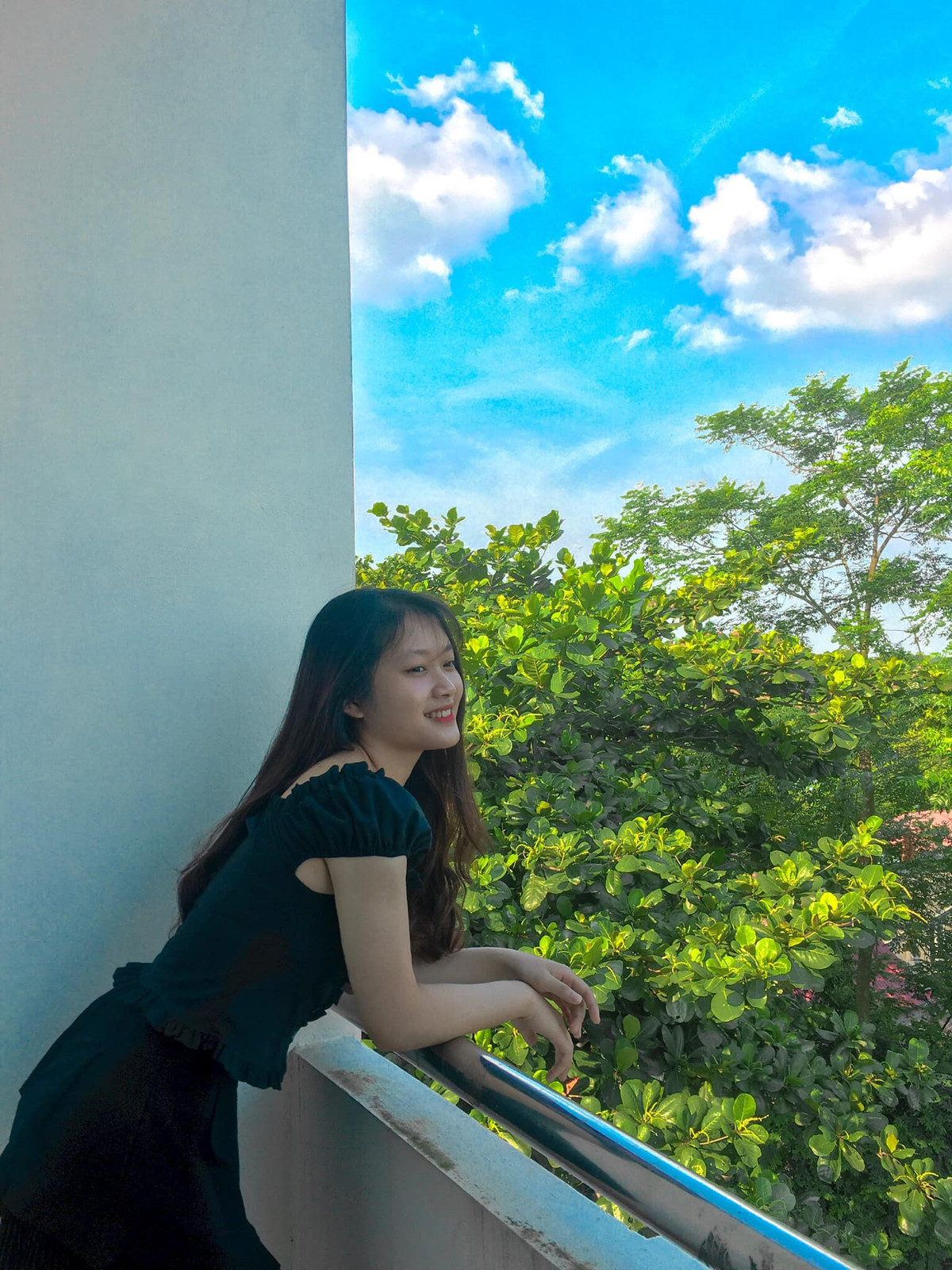 Thu Hường thường xuyên cập nhật nhiều hình ảnh đời thường lên trang cá nhân, ngoại hình xinh đẹp của nữ sinh ngày nào vẫn khiến netizen ấn tượng.