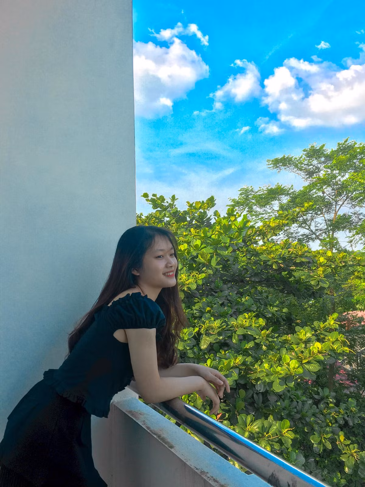 Thu Hường thường xuyên cập nhật nhiều hình ảnh đời thường lên trang cá nhân, ngoại hình xinh đẹp của nữ sinh ngày nào vẫn khiến netizen ấn tượng.