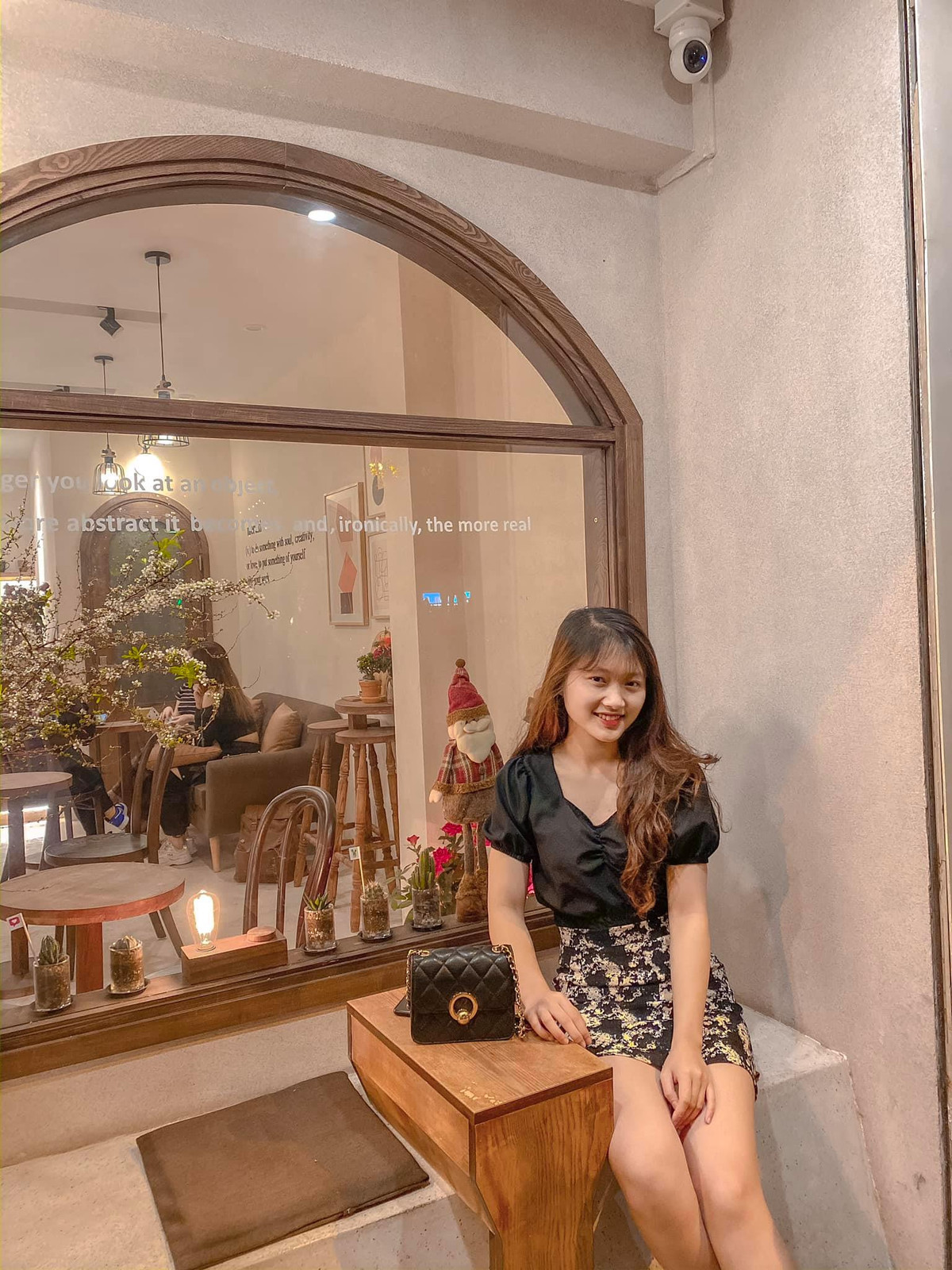 Được biết, nữ sinh trường Luật cao gần 1m70, sở hữu nụ cười toả nắng.