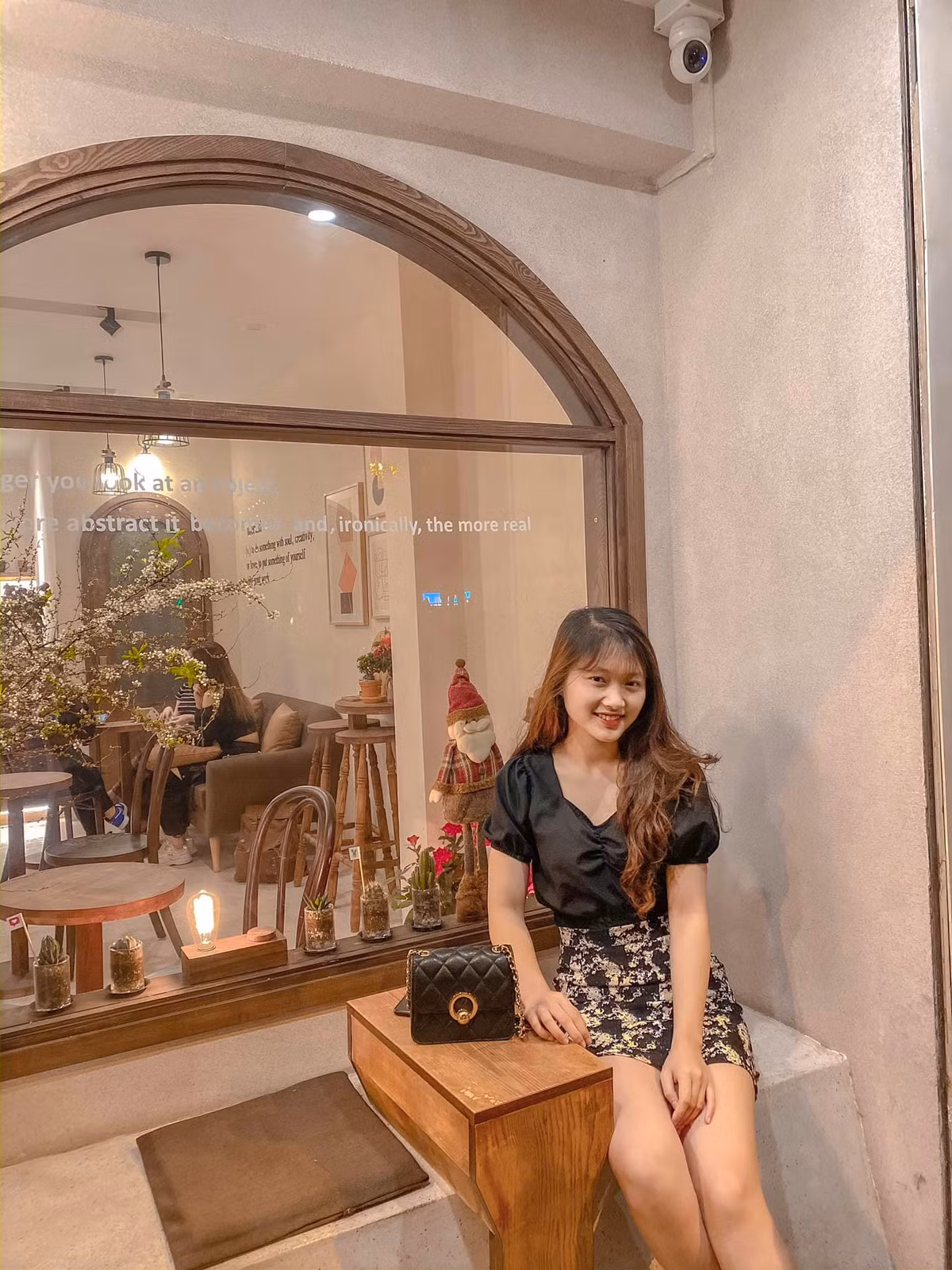 Được biết, nữ sinh trường Luật cao gần 1m70, sở hữu nụ cười toả nắng.