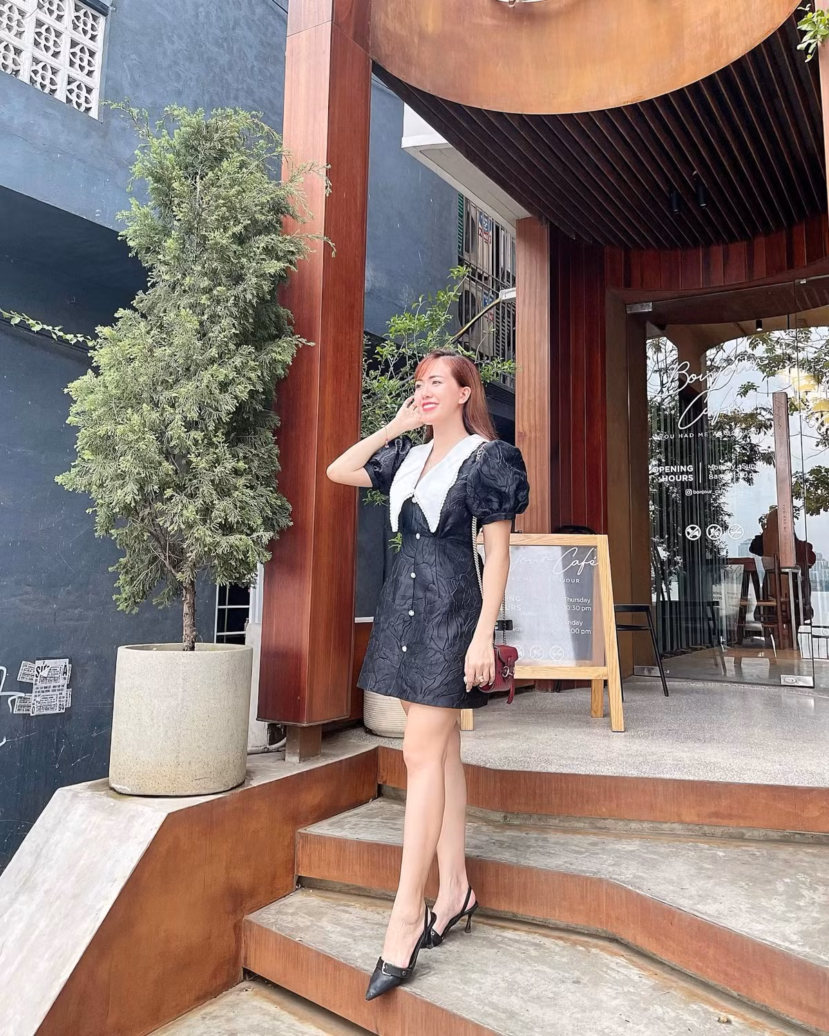 Dù đã được nhắc nhở thế nhưng bà mẹ hai con lại thẳng thắn đáp trả rằng, phong cách hở bạo mới chính là cô.