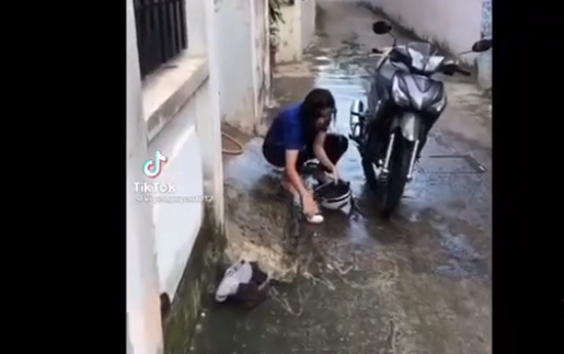 Tuy nhiên, vì gia đình cô quá cẩn thận trong việc phòng chống dịch nên khi con gái đứng trước cửa nhà đã yêu cầu cô gái phải tắm rửa sạch sẽ trước khi vào để đảm bảo an toàn cho mọi người.