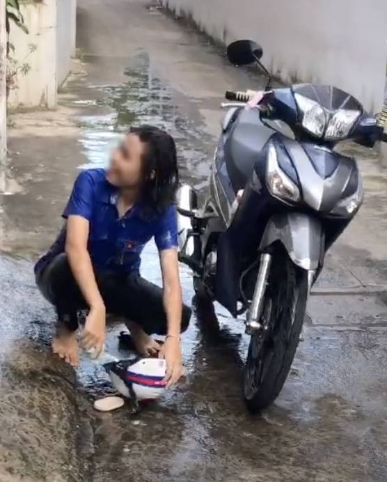 Theo nội dung đoạn clip, cô gái trên là một tình nguyện viên tham gia vào công tác phòng chống dịch của thành phố. Sau một thời gian hoạt động, cô gái trở về nhà.