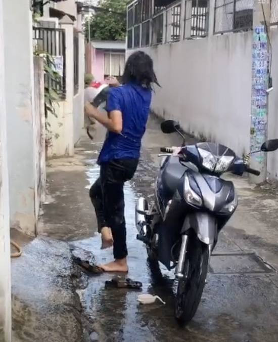 Đoạn clip ghi lại cảnh một cô gái đang dùng xà phòng bôi khắp người sau khi đi tình nguyện mùa dịch trở về nhà đang khiến cư dân mạng xôn xao, khó hiểu.