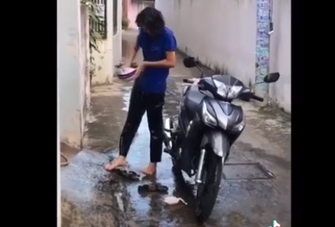 Bên trong nhà, người cậu của cô còn dùng một chiếc vòi nước nhỏ để xả vào người cô cháu gái hòng "loại bỏ virus".