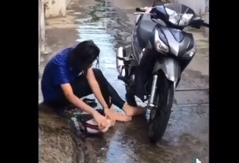 Cô gái này cũng không ngần ngại mà vui vẻ dùng xà phòng bôi quanh người, đến cả chiếc mũ bảo hiểm cũng được kì cọ sạch sẽ trước khi đem vào nhà.