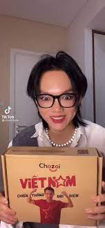 Mới đây nhất, Norin Phạm đăng clip đập hộp chiếc áo thể thao có chữ ký của cầu thủ Hùng Dũng. Chiếc áo này nằm trong chiến dịch đấu giá do Hùng Dũng và một đơn vị thực hiện.