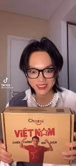 Mới đây nhất, Norin Phạm đăng clip đập hộp chiếc áo thể thao có chữ ký của cầu thủ Hùng Dũng. Chiếc áo này nằm trong chiến dịch đấu giá do Hùng Dũng và một đơn vị thực hiện.