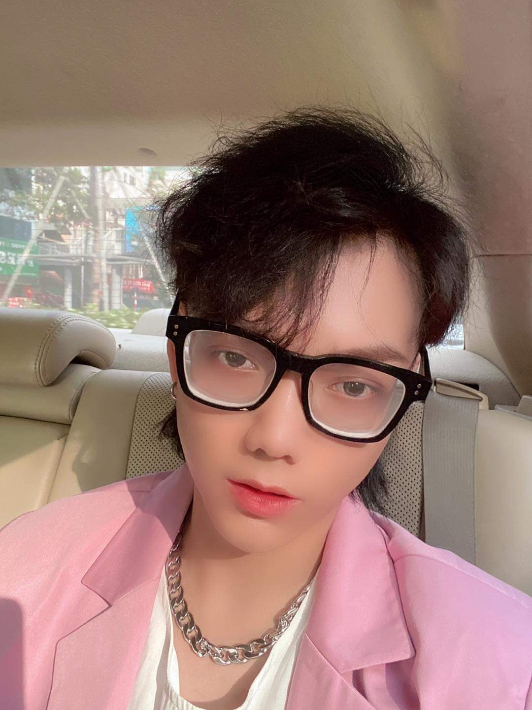 Ngay sau khi đăng tải, đoạn clip trên đã châm ngòi cho một cuộc tranh cãi trên MXH, nhiều cư dân mạng đã "ném đá" Phạm Thoại. "Nói mà không suy nghĩ mình đang nói gì à?, "Vụ này mình không thể chấp nhận được", "Nếu không tin thì thôi, chứ đừng lôi chuyện chấn thương của người khác ra để bàn luận",...không ít netizen bức xúc bình luận.