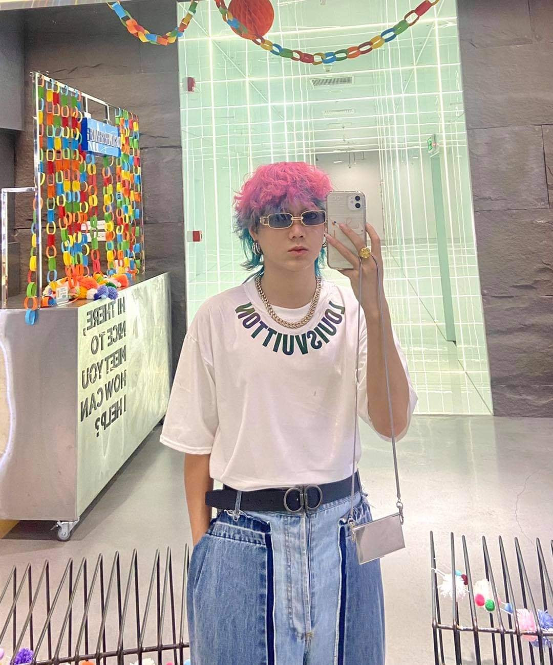 Đoạn video nhanh chóng thu về hơn 1,6 triệu lượt xem với nhiều bình luận của netizen, chủ yếu là "ném đá" những nhận xét của Phạm Thoại.