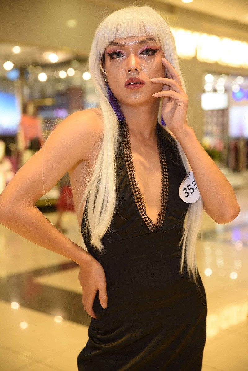 Chính những hành động và bất chấp để nổi tiếng khiến nhiều người đưa Phạm Thoại vào danh sách hiện tượng mạng, nhận về không ít chỉ trích.