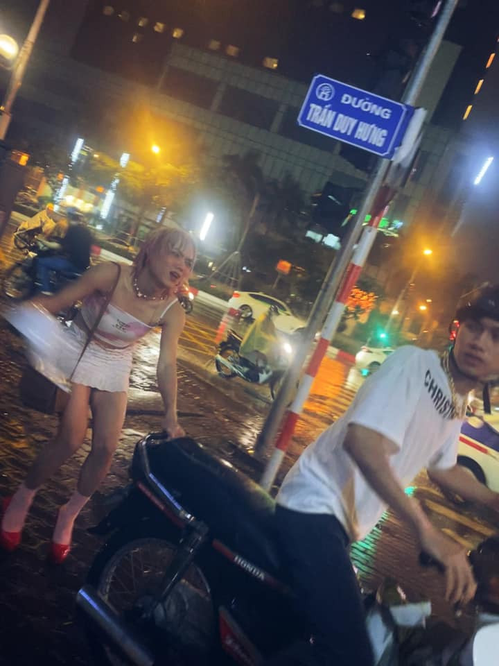 Thậm chí, Phạm Thoại còn hóa trang thành "gái bán hoa" đứng đường với bộ trang phục phản cảm, nhận về nhiều chỉ trích của mọi người. Ảnh: Tổng hợp