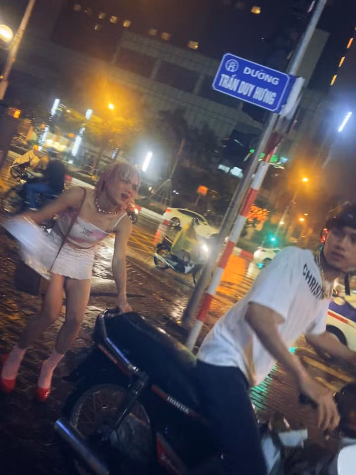 Thậm chí, Phạm Thoại còn hóa trang thành "gái bán hoa" đứng đường với bộ trang phục phản cảm, nhận về nhiều chỉ trích của mọi người. Ảnh: Tổng hợp