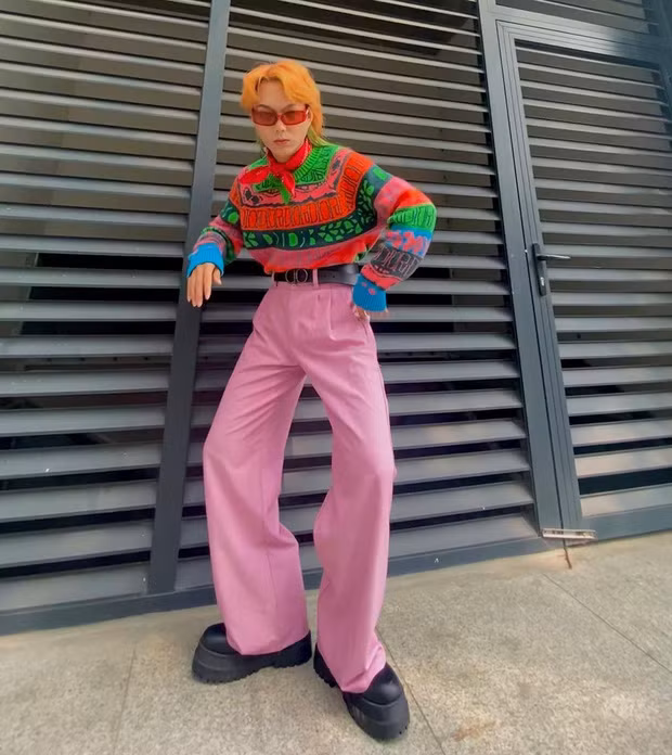 Cư dân mạng cho rằng anh chàng quá để ý, ở đâu cũng có người này người kia shop này shop kia chứ đừng đánh đồng tất cả.