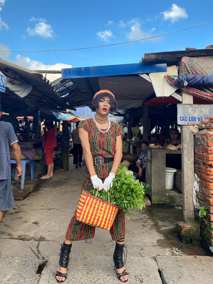 Thời gian gần đây, Phạm Thoại còn khiến cư dân mạng ngán ngẩm với phong cách thời trang chẳng giống ai của mình. Điển hình là màn diện một đồ bộ ở nhà của mẹ kết hợp với rất nhiều phụ kiện đi ra chợ cách đây khá lâu.