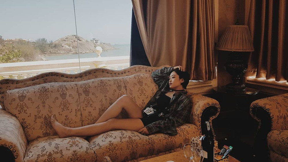 Sau thông tin này, cư dân mạng được dịp nhìn lại hành trình nổi tiếng của vợ Vinh Râu đến khi cô không còn hoạt động quá sôi nổi với âm nhạc nữa.