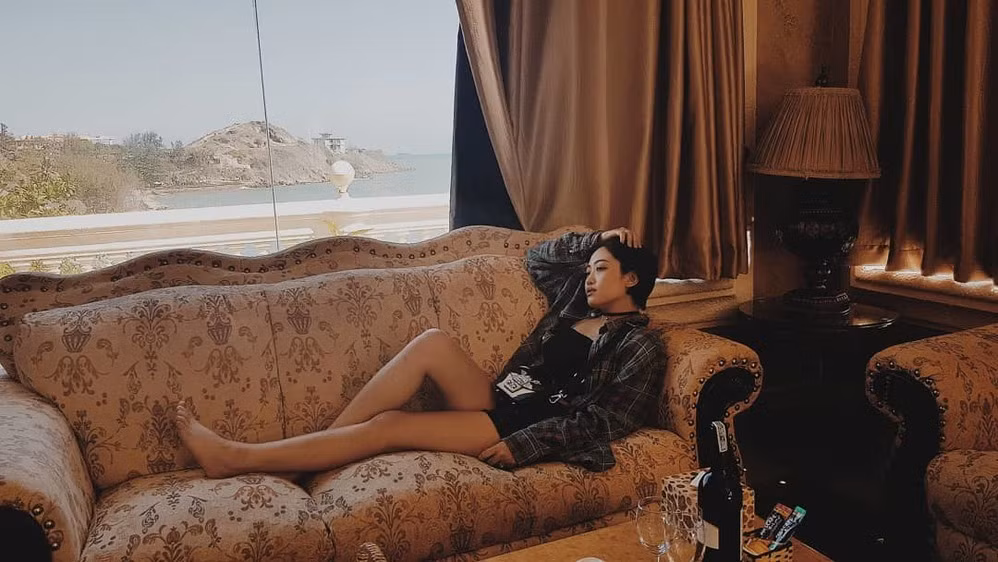 Sau thông tin này, cư dân mạng được dịp nhìn lại hành trình nổi tiếng của vợ Vinh Râu đến khi cô không còn hoạt động quá sôi nổi với âm nhạc nữa.