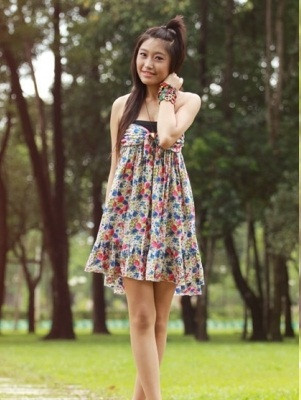 Thời đó, các bạn nữ trẻ thường chạy theo xu hướng tóc bờm sư tử. Lương Minh Trang cũng không đứng ngoài cuộc.