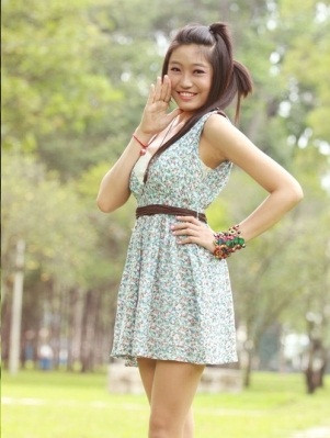 Vào khoảng năm 2011, Lương Minh Trang hoạt động âm nhạc tích cực và mang đến hình ảnh một nữ ca sĩ trẻ trung, nhí nhảnh. Một kiểu tóc huyền thoại khác của Lương Minh Trang là tóc đuôi cá nhưng cột phần mái lên trên để tạo điểm nhấn.