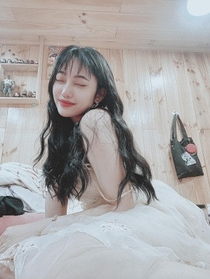 Cô nàng khiến cư dân mạng xôn xao với style tóc xoăn nhẹ nhàng, mái ngang xinh đẹp.