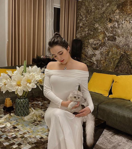 Ngoài việc học, Thiên Trang còn làm mẫu ảnh, kinh doanh.