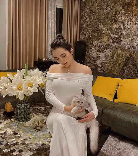 Ngoài việc học, Thiên Trang còn làm mẫu ảnh, kinh doanh.