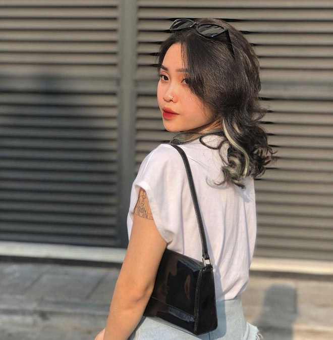 Gu thời trang của cô nàng cũng gây ấn tượng với người đối diện.