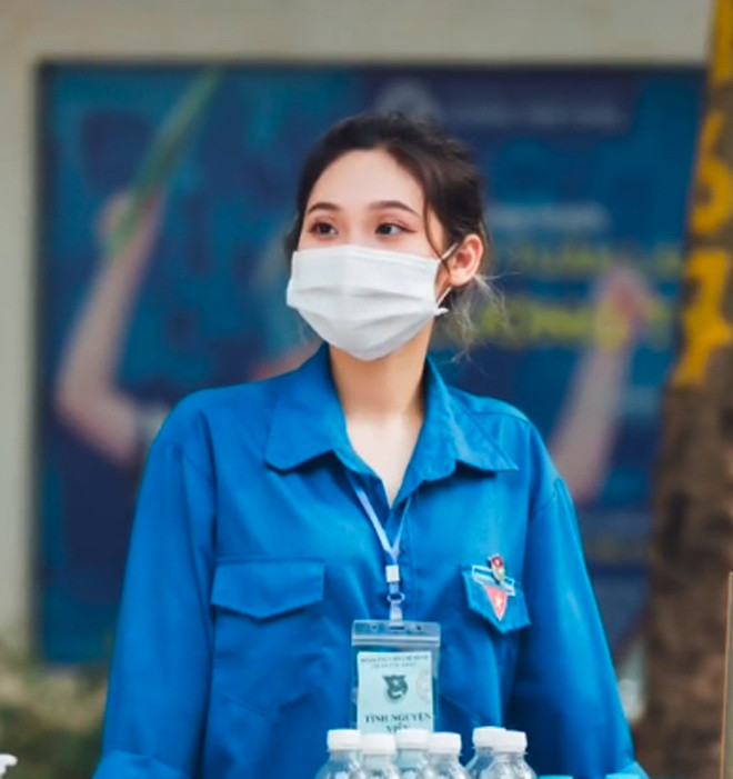 Mới đây, clip quay lại cảnh một nữ sinh tình nguyện tiếp sức mùa thi tốt nghiệp THPT gây xôn xao mạng xã hội.