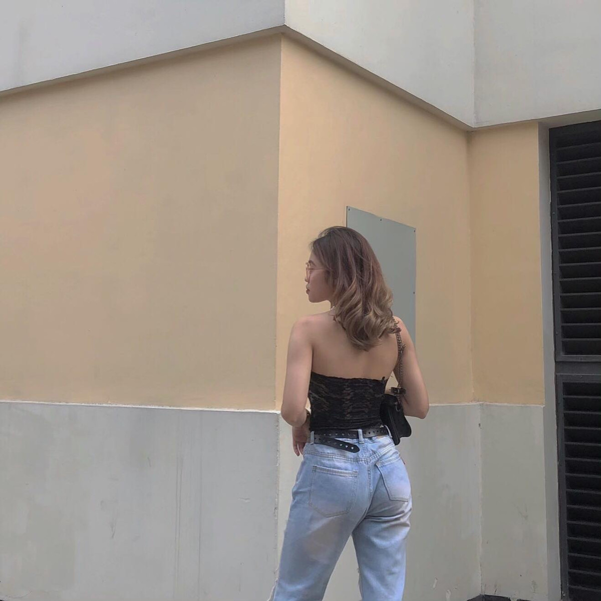 Hiền Trang ngoài đời là một cô gái cá tính, nhiệt tình, thích tham gia các hoạt động trường lớp, hoạt động xã hội.