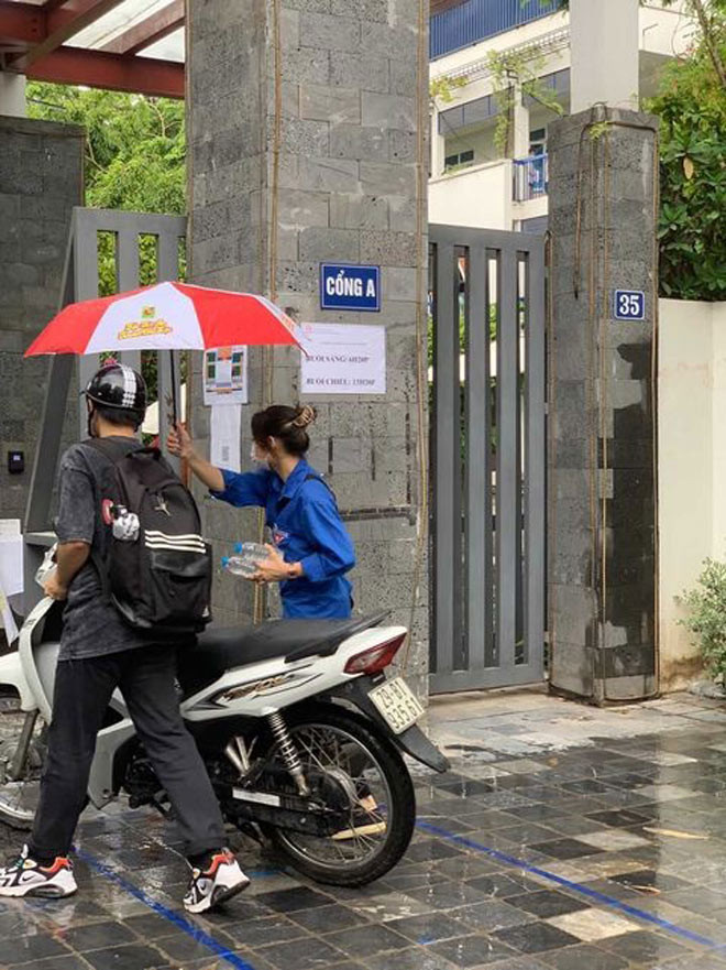 Ngay cả khi đeo khẩu trang chống dịch, nữ tình nguyện viên vẫn được dân mạng khen ngợi nức nở, cô nàng sở hữu làn da trắng và giọng nói dễ thương.