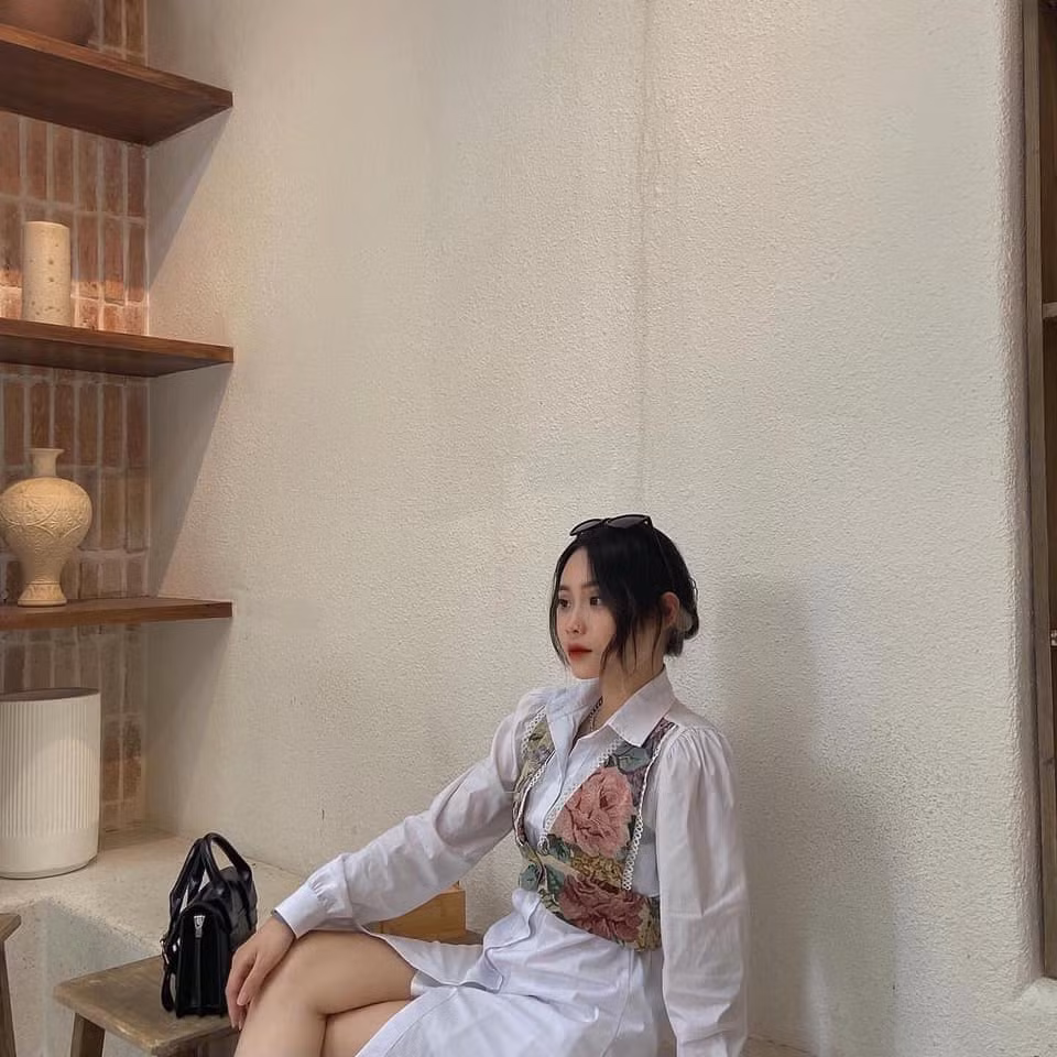 Đoạn clip sau khi chia sẻ lên MXH danh tính của hot girl này nhanh chóng được tìm ra, đó là Phạm Hiền Trang (sinh năm 2000), sinh viên trường Đại học Mở Hà Nội.