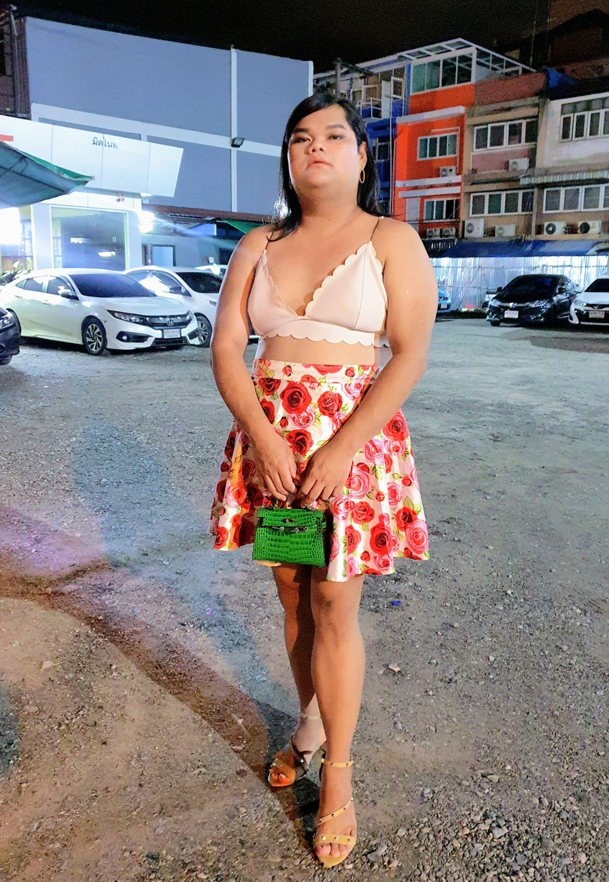 "Hot girl" xứ Thái vẫn được các nhãn hàng ưa thích vẻ đẹp "độc lạ" của cô và mời quảng cáo đều đặn.