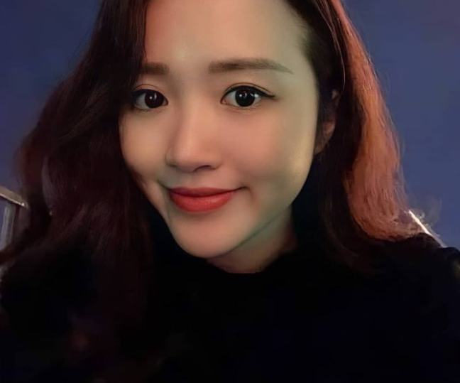 Được biết, Nhuệ Giang xuất thân trong một gia đình khá giả ở Hà Nội, cô nàng từng theo học tại RMIT và hiện đang đang công tác tại British University Vietnam.