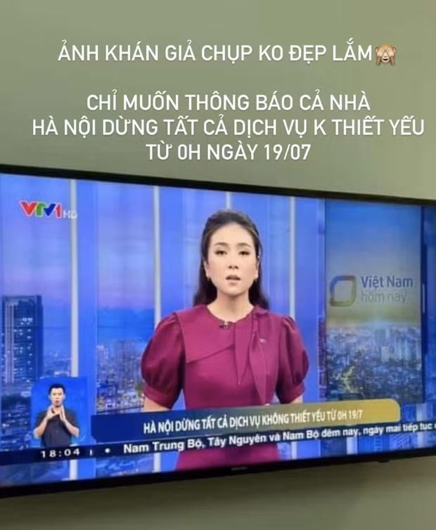 Cũng như mọi lần, Mai Ngọc hào hứng chia sẻ bức ảnh do khán giả chụp. Khoảnh khắc ghi lại nữ MC đang dẫn bản tin Thời Sự về tình hình dịch bệnh COVID-19.