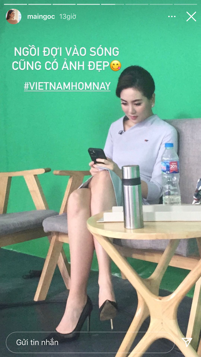 Bình thường, Mai Ngọc cũng thường xuyên cập nhật hình ảnh khi làm việc của mình cho những người quan tâm. Ở những khoảnh khắc này, cô luôn ghi điểm với vẻ ngoài xinh đẹp và sự chỉn chu trong hình ảnh.
