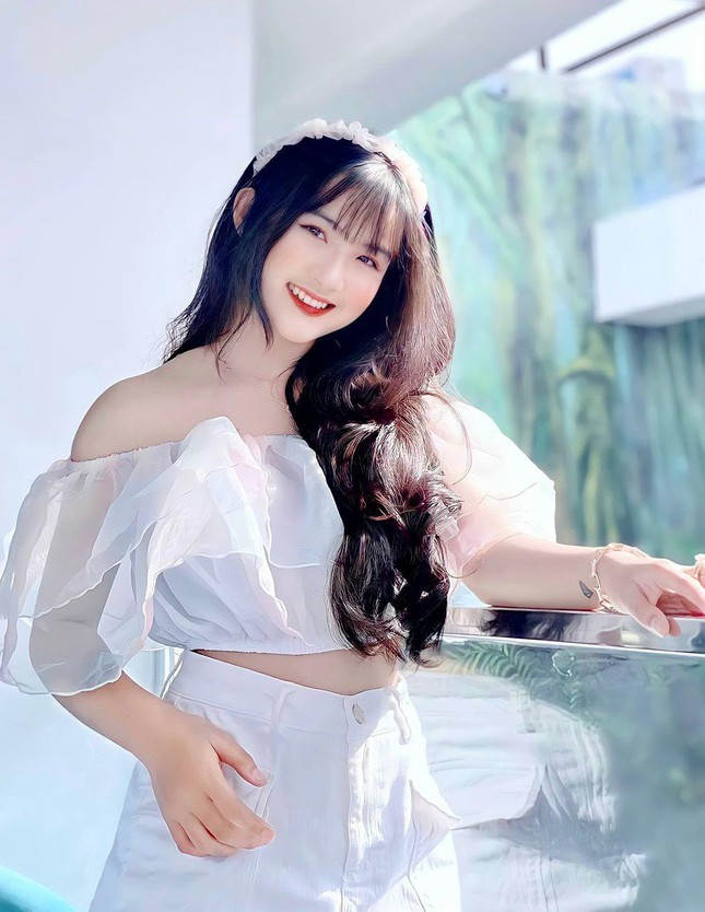 Trong tương lai, cô nàng vẫn luôn cố gắng học tập, trau dồi, theo đuổi con đường sân khấu điện ảnh. Ảnh: FBNV