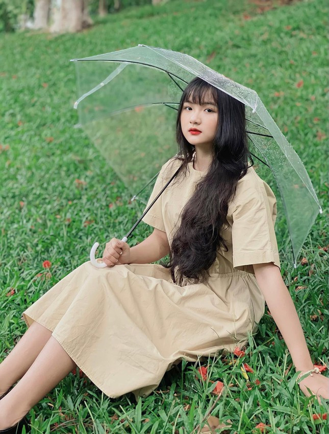 Nàng hot girl TikTok sở hữu trang TikTok với 2,6 triệu followers. Cùng nét mặt bầu bĩnh, khả ái, đôi mắt biết cười cùng làn da sáng, cô nàng luôn được cư dân mạng khen ngợi hết lời.