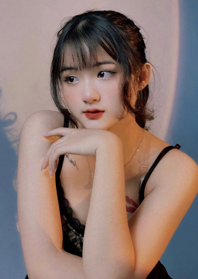 Ngọc Tuyền tên đầy đủ là Trần Thị Ngọc Tuyền, sinh năm 2003, quê ở Quy Nhơn, Bình Định. Cô nàng hiện đang sinh sống và học tập tại Gia Lai.