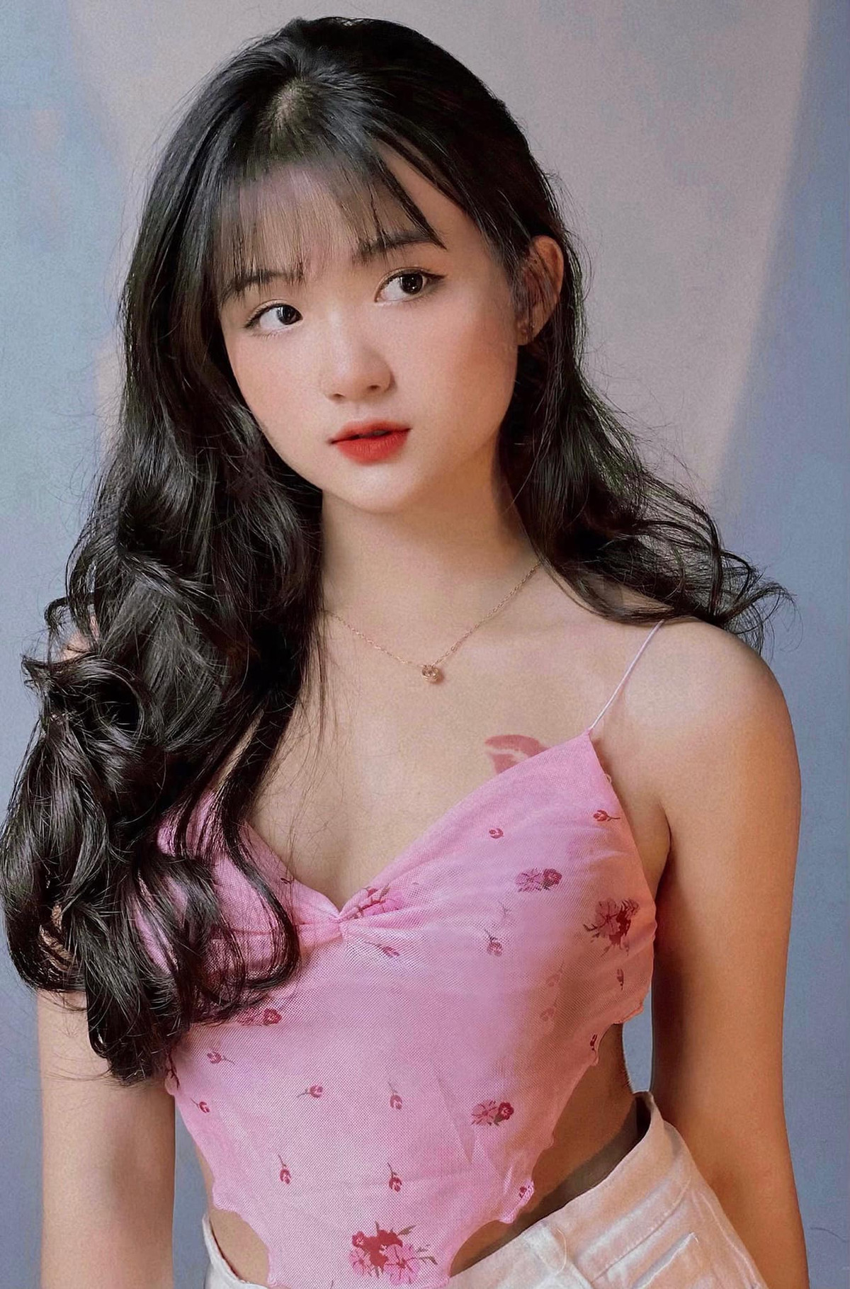 Dù đang là học sinh cấp ba, gái xinh Gen Z này đã mong muốn tự lập khi tự tìm kiếm cho mình cơ hội để làm người mẫu ảnh, thỉnh thoảng quảng cáo một vài sản phẩm tốt để trang trải thêm cho cuộc sống.