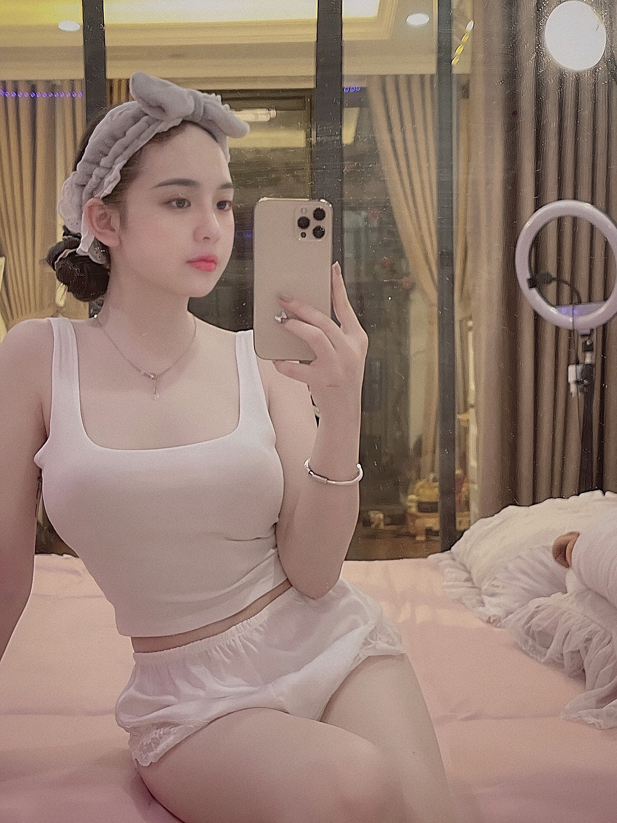 Dù không sở hữu chiều cao lý tưởng, "hot girl tiểu học" một thời vẫn được đánh giá cao ở thân hình cân đối, hút mắt.