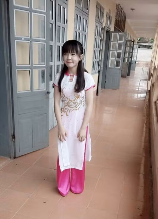 Từ một vài bức ảnh diện áo dài, cô gái Trần Huyền Châu trở thành hiện tượng mạng vào năm 2015 với danh xưng “ hot girl tiểu học”.