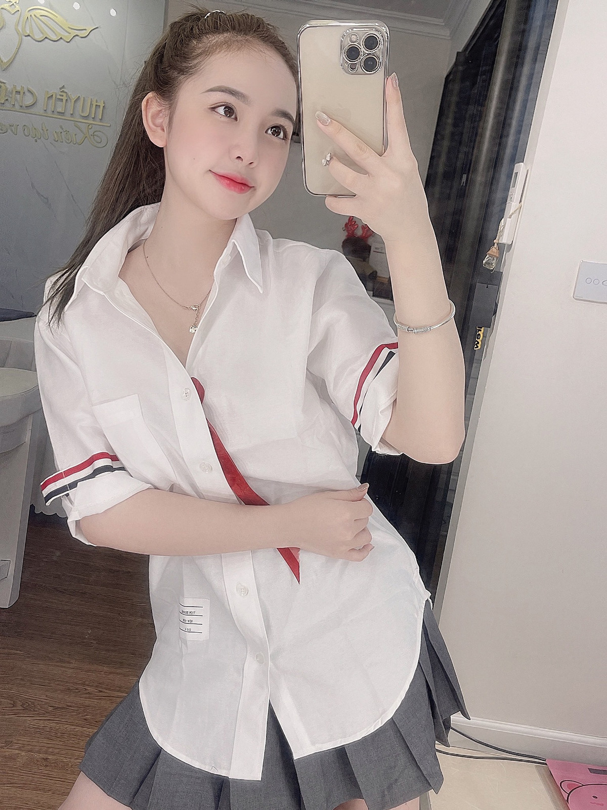 Trên trang cá nhân, cô nàng thường xuyên chia sẻ bí quyết chăm sóc bản thân của mình.